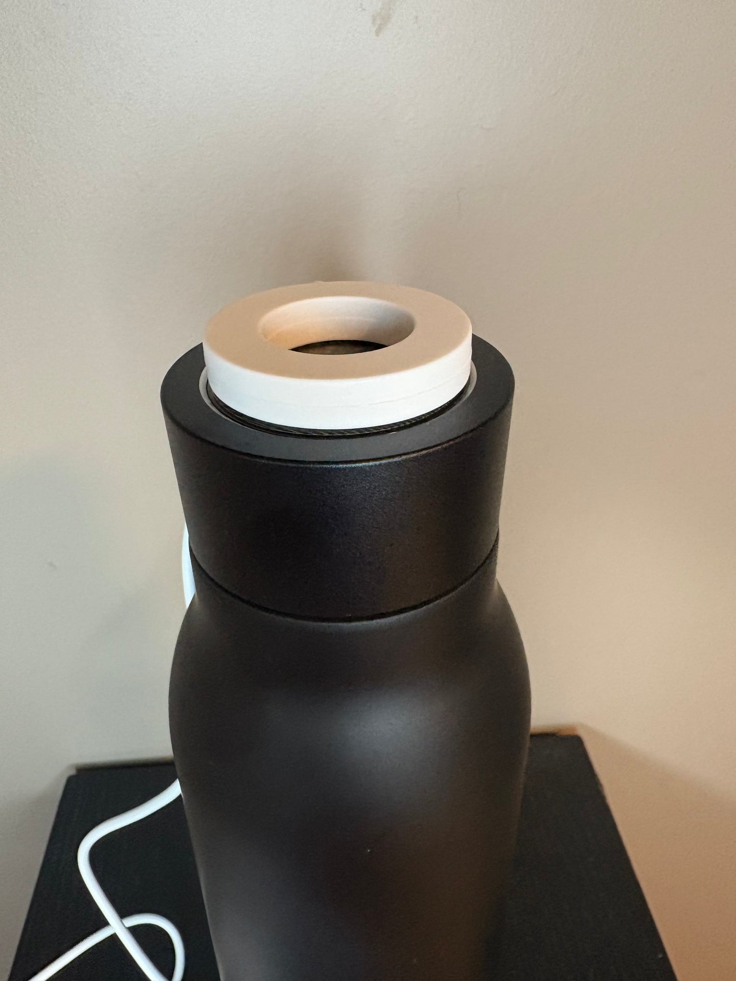 Smart drikkeflaske med temperaturdisplay og innebygd drikkealarm
