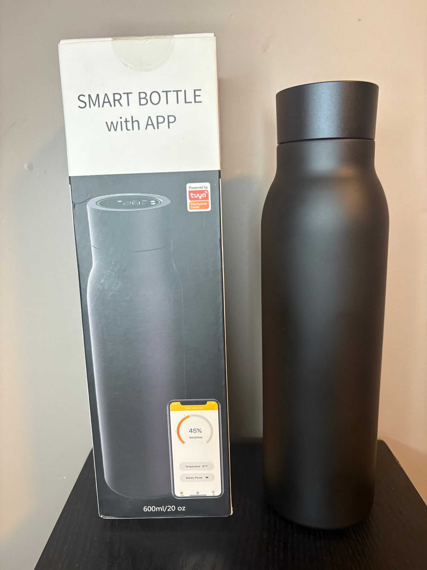 Smart drikkeflaske med temperaturdisplay og innebygd drikkealarm